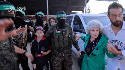 Un grupo de rehenes retenidos por Hamás desde el 7 de octubre durante su liberación. 