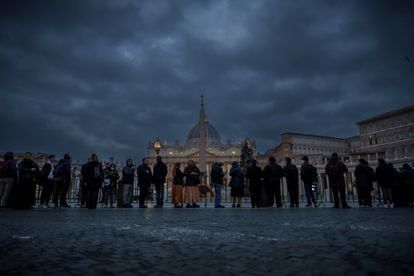 Decenas de personas esperan para acceder a la basílica de San Pedro en el Vaticano, este lunes. 