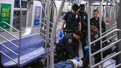 Policías intentan reanimar a la víctima, este lunes en un vagón de metro en Nueva York.