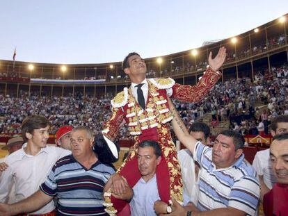 Jos&eacute; Mar&iacute;a Manzanares sale a hombros en la plaza de Alicante.