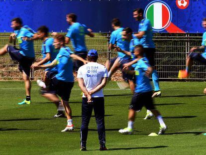 Conte observa el entrenamiento de Italia.