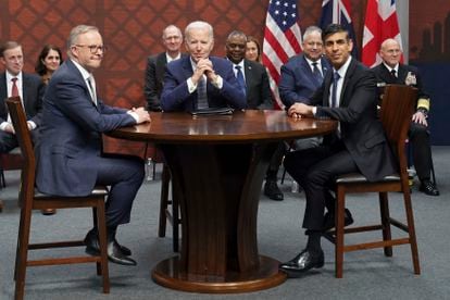 El presidente de EE UU, Joe Biden (centro), se reúne con los primeros ministros de Australia, Anthony Albanese (izquierda), y Reino Unido, Rishi Sunak, en la base naval de Point Loma, en San Diego, este lunes.
