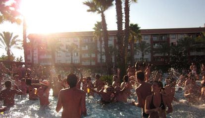 Un grupo de asistentes al Santa Teresa South Pop se divierte el sábado por la tarde en la piscina al ritmo de la sesión de un 'dj'.