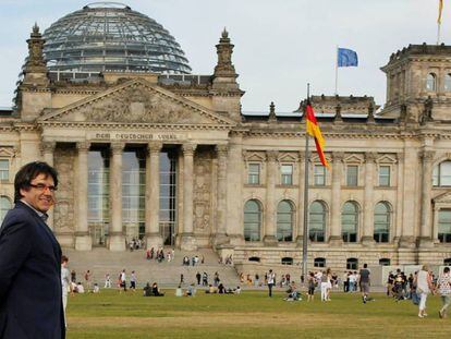 El expresidente catalán, Carles Puigdemont, frente al Bundestag en Berlín el pasado mayo. En vídeo, dos juristas analizan la decisión de la justicia alemana.