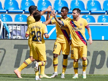 Ansu y Riqui festejan un gol frente al Alavés junto a Messi y Suárez.