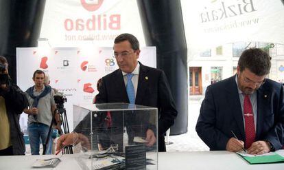 José Luis Bilbao, izquierda, y Juan Mari Aburto votan para elegir la marca turística del territorio y la capital vizcaína.