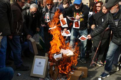 Varias personas, convocadas por los Comités de Defensa de la República (CDR), queman simbólicamente la Constitución.
