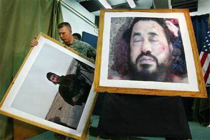 Un soldado, ante dos imágenes de Al Zarqaui utilizadas durante la rueda de prensa en la que se anunció su muerte.
