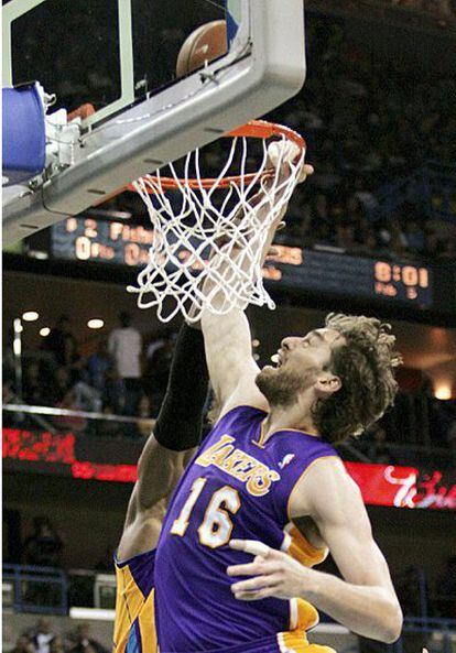 El pívot de Los Angeles Lakers encesta en la primera mitad del partido.