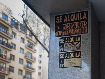 Carteles de alquiler de viviendas en un edificio de Madrid.