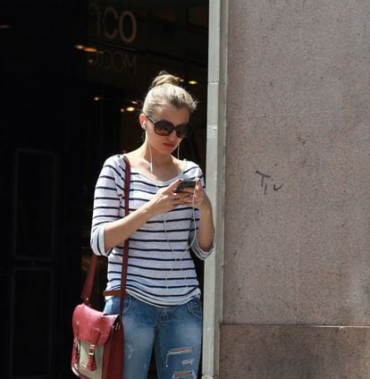 Una usuaria navega por internet con su móvil.