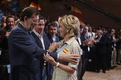 El presidente del Gobierno y líder del PP, Mariano Rajoy, junto a Esperanza Aguirre, durante el acto de clausura del XV Congreso regional del partido en Madrid, el 29 de abril de 2012.