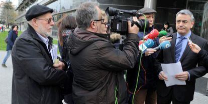 Fede García, a la izquierda, escucha este miércoles la intervención de De Andrés ante los periodistas a la salida del juzgado. 
