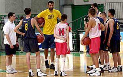 Vlade Divac, en un entrenamiento del campamento para niños de la guerra de los Balcanes instalado en Treviso.