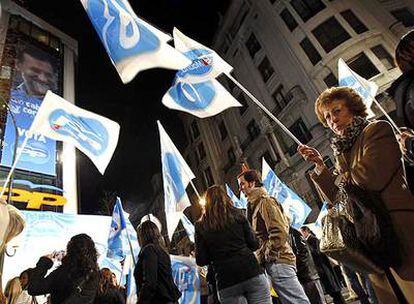 Caras tristes entre los simpatizantes del PP en la sede del partido, en la calle de Génova en Madrid, ayer al final de la jornada electoral.