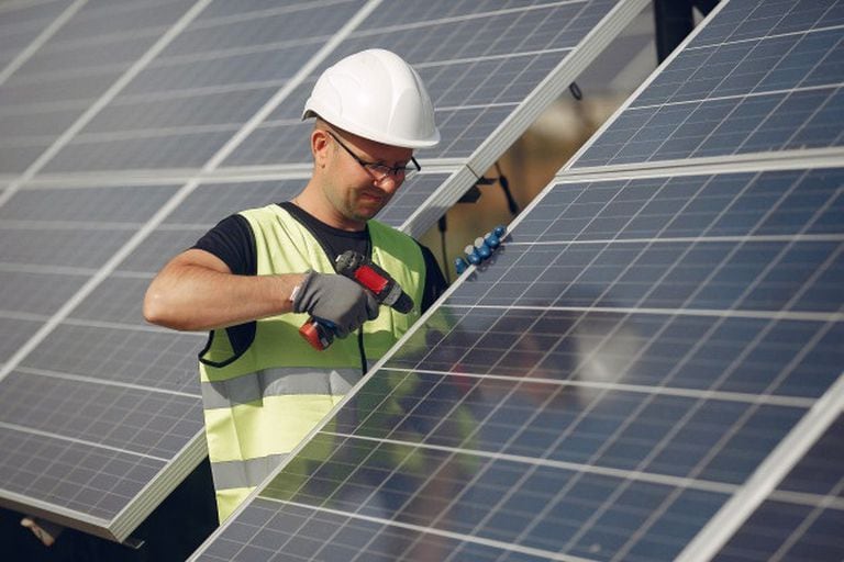 Un trabajador manipula los paneles solares de la empresa Unieléctrica, en Cantabria.