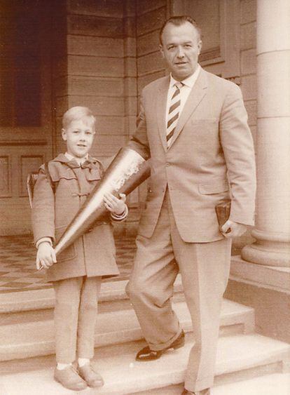 Heim y su hijo, a la puerta del colegio, en 1961, en una foto inédita.