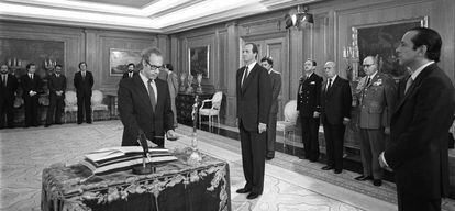 Miguel Boyer promete como ministro de Economía y Hacienda, ante el rey Juan Carlos y el ministro de Justicia, Fernando Ledesma en el palacio de la Zarzuela, diciembre de 1982.