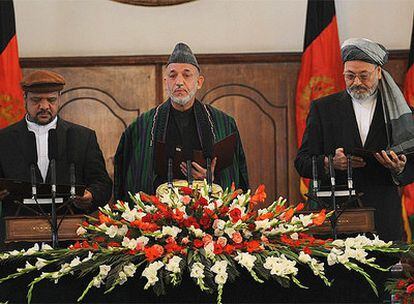 El reelegido presidente afgano, Hamid Karzai, (en el centro) durante la ceremonia en el Palacio Presidencial de Kabul.