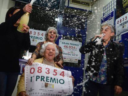 Celebración en la administración número 3 de Torrent (Valencia), donde se vendió íntegramente el primer premio de la Lotería del Niño en 2017.