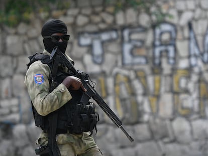 Un policía vigila el lugar donde fue asesinado el presidente haitiano Jovenel Moïse en Puerto Príncipe.