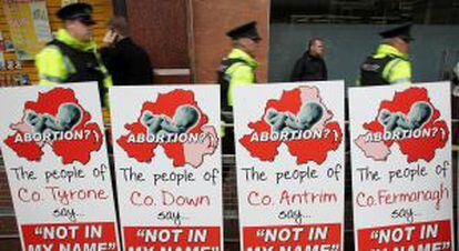 Carltes de una campaña contra el aborto en Belfast en octubre de 2012.