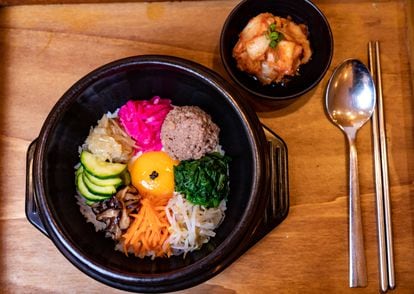 Bibimbap amb kimchi del restaurant coreà Kimchimama, a Sants.