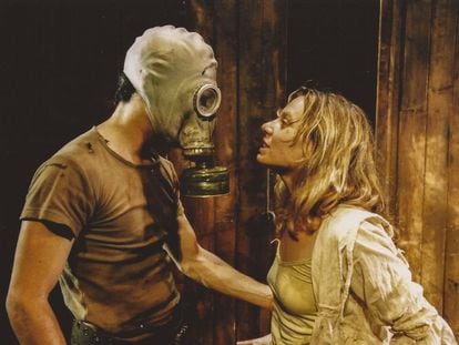 Detall de 'Lluny', de Caryl Churchill, interpretada per Rosa Boladeras i Oriol Vila el 2002.