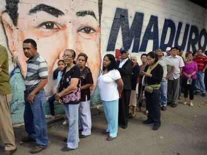 Colas a la entrada de un colegio electoral en Caracas.