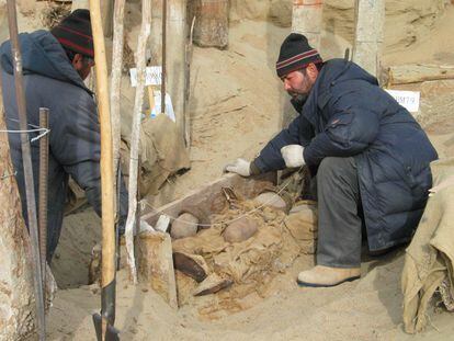 Excavation of a grave in the Xiaohe cemetery, in the Taklamakan desert (China).