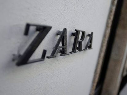Una mujer entra en una tienda de Zara en A Coruña.