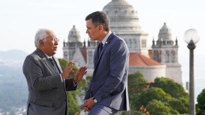 El primer ministro portugués, António Costa, y el presidente español, Pedro Sánchez, tras la cumbre hispano-portuguesa el día 4 en Viana do Castelo (Portugal).
