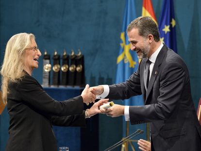 Felipe de Borbón hace entrega a Annie Leibovitz del Premio Príncipe de Asturias de Comunicación y Humanidades, el 25 de octubre de 2013 en Oviedo.