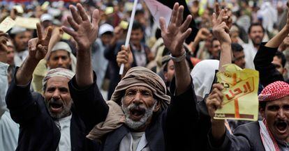 Manifestantes antigubernamentales gritan soflamas contra el presidente yemení, Ali Abdullah Saleh, en la capital Sana.