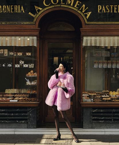 Abrigo de piel de zorro, blusa  y falda, todo de Gucci (c. p. v.); boina de terciopelo de Giorgio Armani (1.550 €), pendientes de H&M (7,99 €), guantes de piel de Chanel (1.060 €), medias de CALZEDONIA (5,95 €) y zapatos de Emporio Armani (420 €).