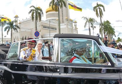 Abdul Mateen and Anisha Isa Kalebic paraded through the streets of Bandar Seri Begawan (Brunei) on Sunday.