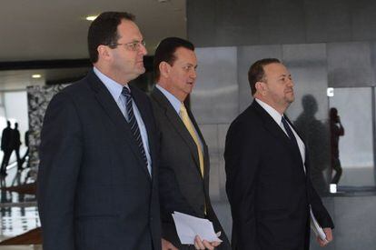 Los ministros Barbosa, Kassab y Edinho, después de reunión en el Planalto.