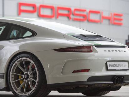 Foto de febrero del año pasado de un Porsche 911 aparcado ante la sede del fabricante en Stuttgart.