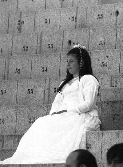 Una niña vestida de primera comunión en Las Ventas.