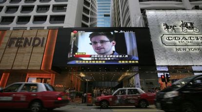 Imagen de Edward Snowden en una pantalla de una calle de Hong Kong.