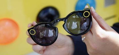 Una mujer muestra unas gafas Spectacles de Snap, capaces de grabar pequeños vídeos.