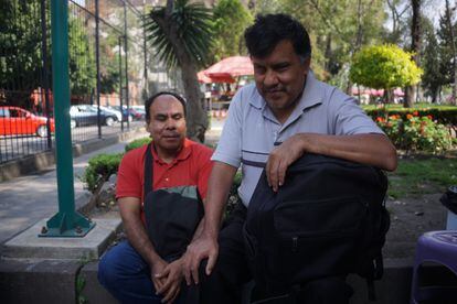 Francisco Camacho (derecha) y Elías Zúñiga (izquierda) son ciegos y llevan más de 20 años trabajando informalmente en el metro de Ciudad de México.