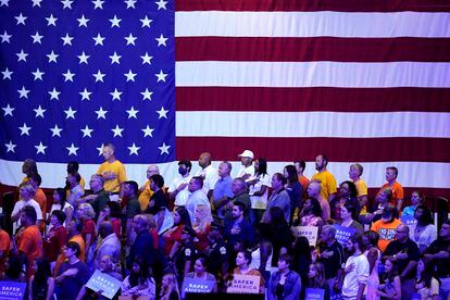 Público en pie para el himno nacional antes del discurso del presidente Joe Biden hable en el campus de la Universidad de Wilkes este martes.