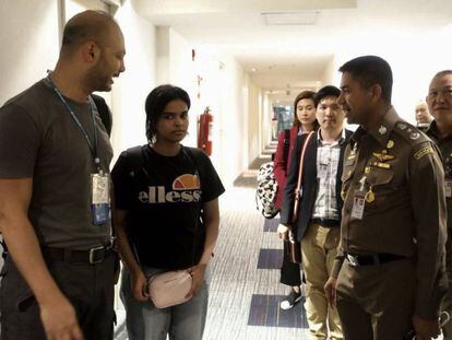 Agentes de inmigración tailandeses hablan con Rahaf Mohamed al-Qunun en el aeropuerto de Bangkok el 7 de enero.