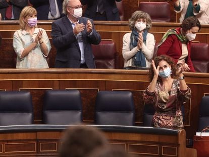 La bancada socialista aplaude, junto a la ministra de Hacienda, el rechazo del Congreso a las enmiendas a la totalidad de los Presupuestos.