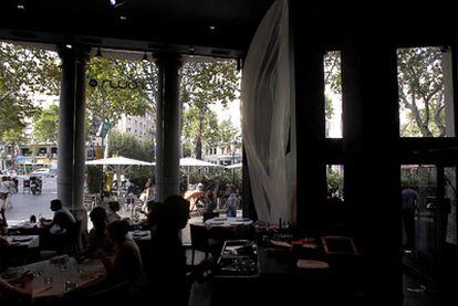 Vista del paseo de Gràcia desde el interior del restaurante Brown, donde Pedrucho tuvo su bombonería.