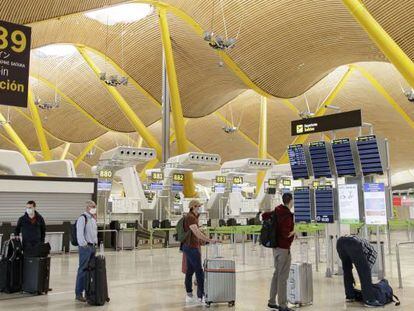 Pasajeros con sus maletas en las instalaciones de la Terminal T4 del Aeropuerto Adolfo Suárez Madrid-Barajas.