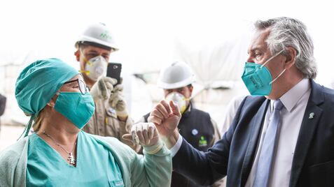 El presidente de Argentina, Alberto Fernández, saluda a una trabajadora sanitaria este 21 de mayo en Santiago del Estero.