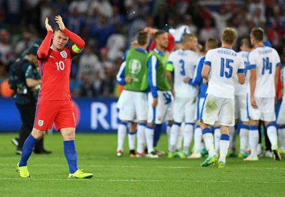 Rooney aplaude a los aficionados ingleses.