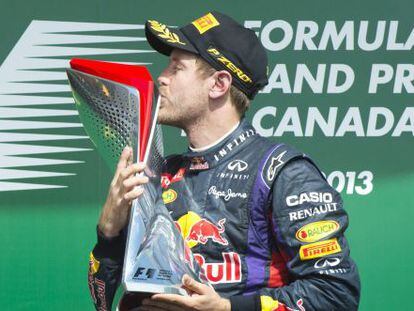 Vettel besa el trofeo del Gran Premio de Canadá